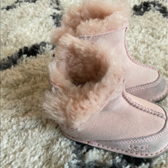 PINK BABY UGGS SIZE SMALL - Picture 4 of 6